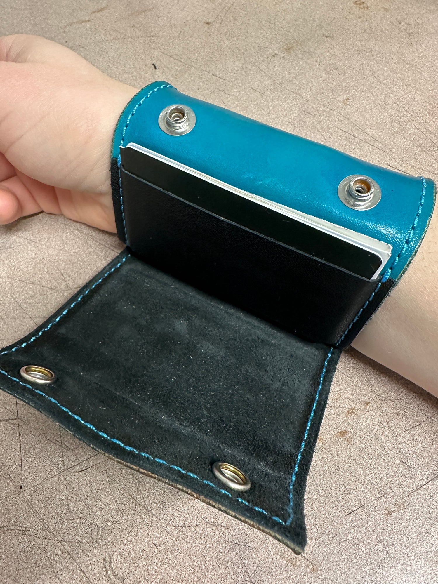 The Wearable Wallet | Lined