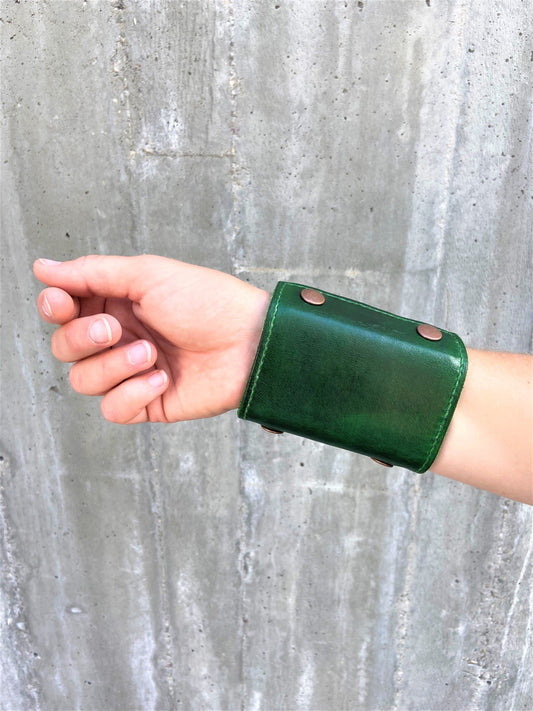 Lined | In Green | The Wearable Wallet