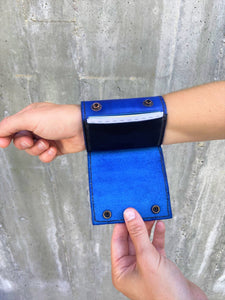 The Wearable Wallet | In Blue